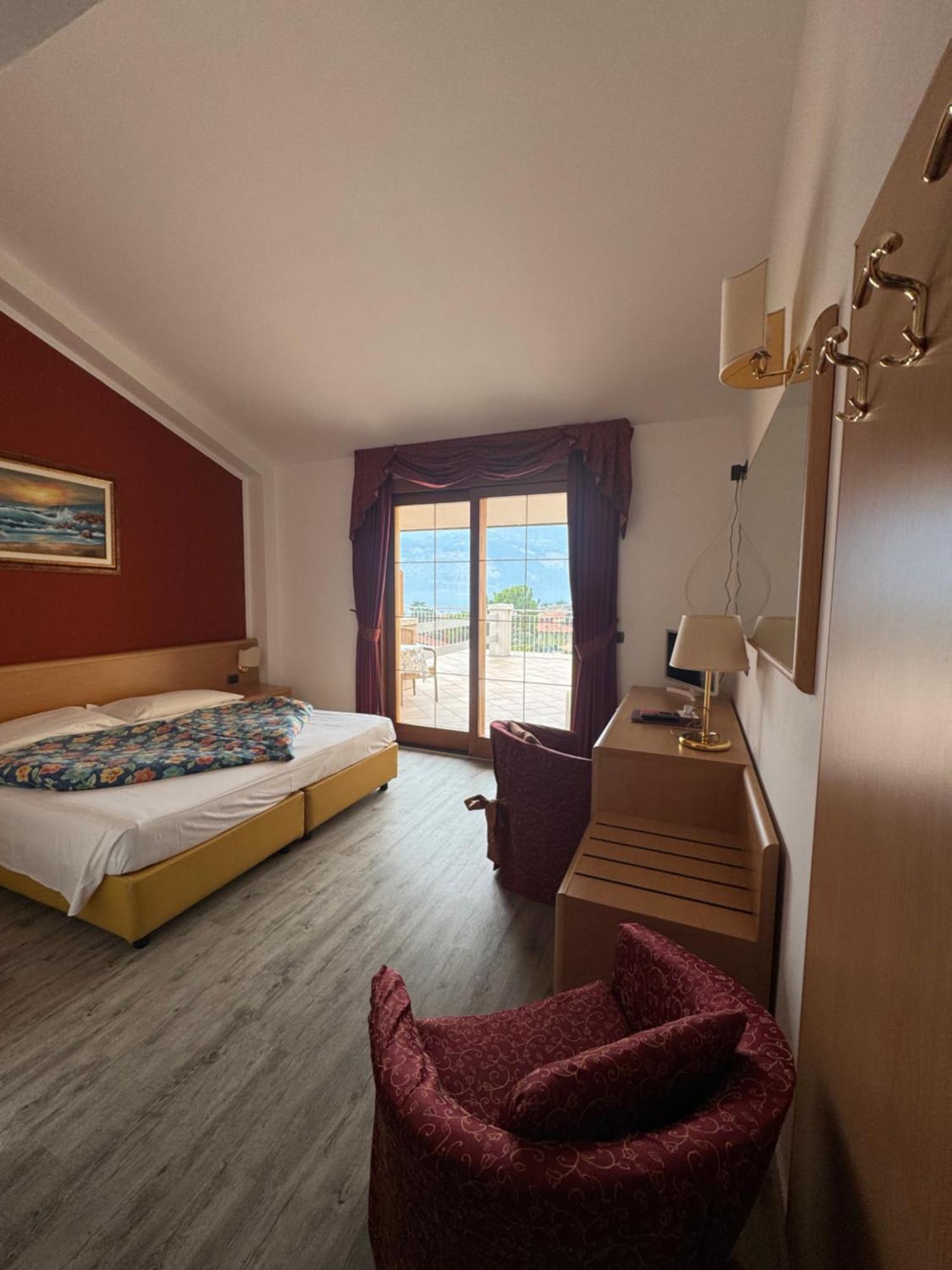 מאלצ'סינה Hotel Alpi מראה חיצוני תמונה