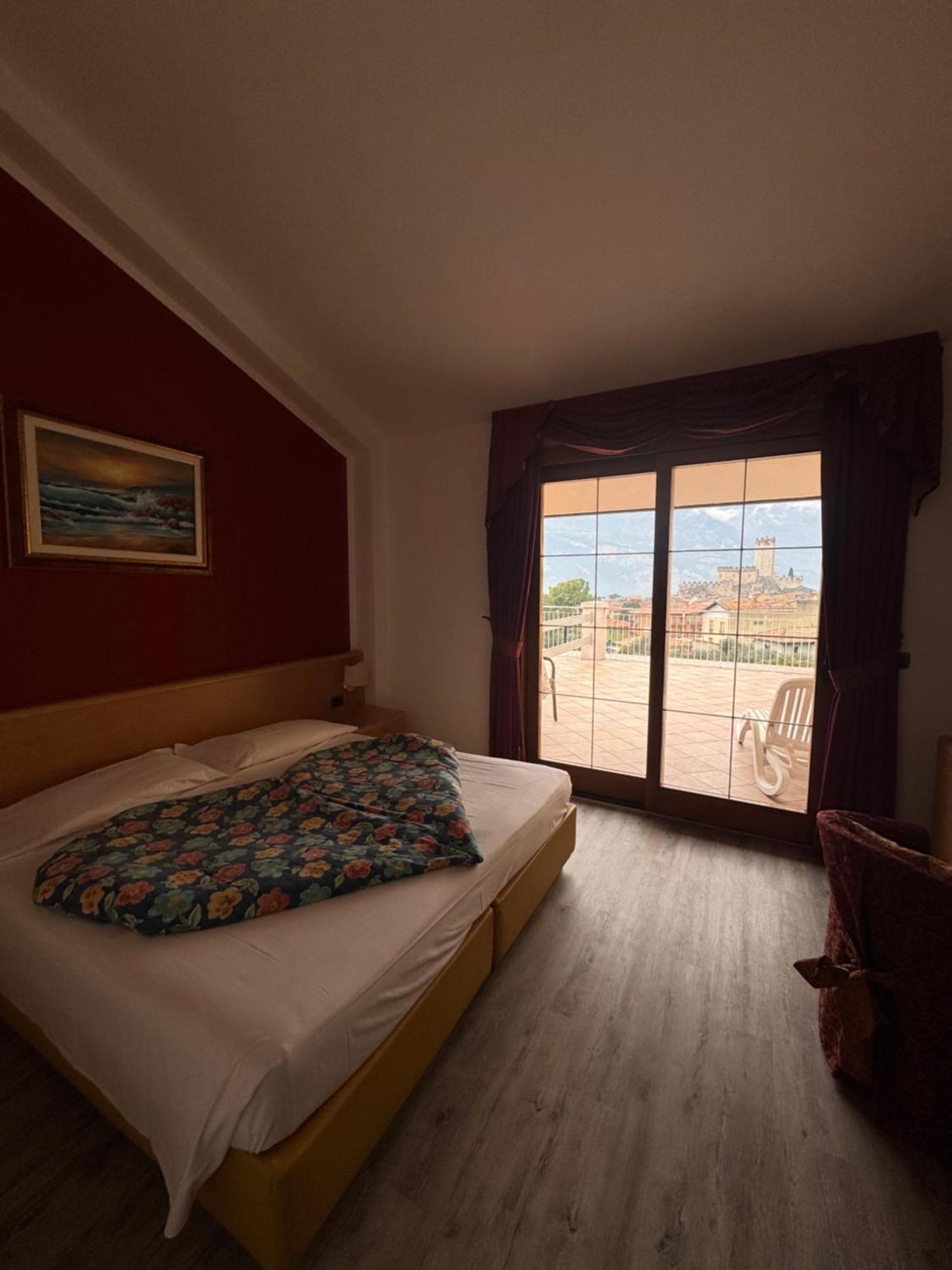 מאלצ'סינה Hotel Alpi מראה חיצוני תמונה